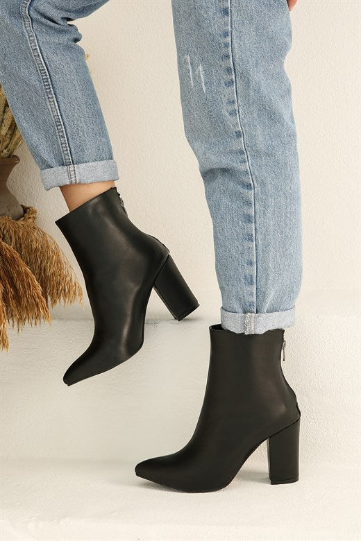 Women's Zipped Black Leather Heeled Boots